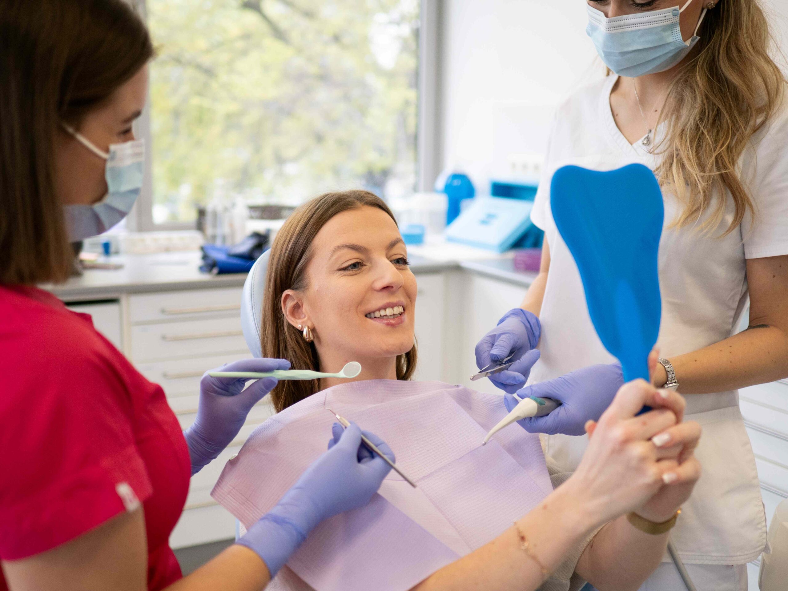Pacientka počas dentálnej hygieny v stomatologickej ambulancii