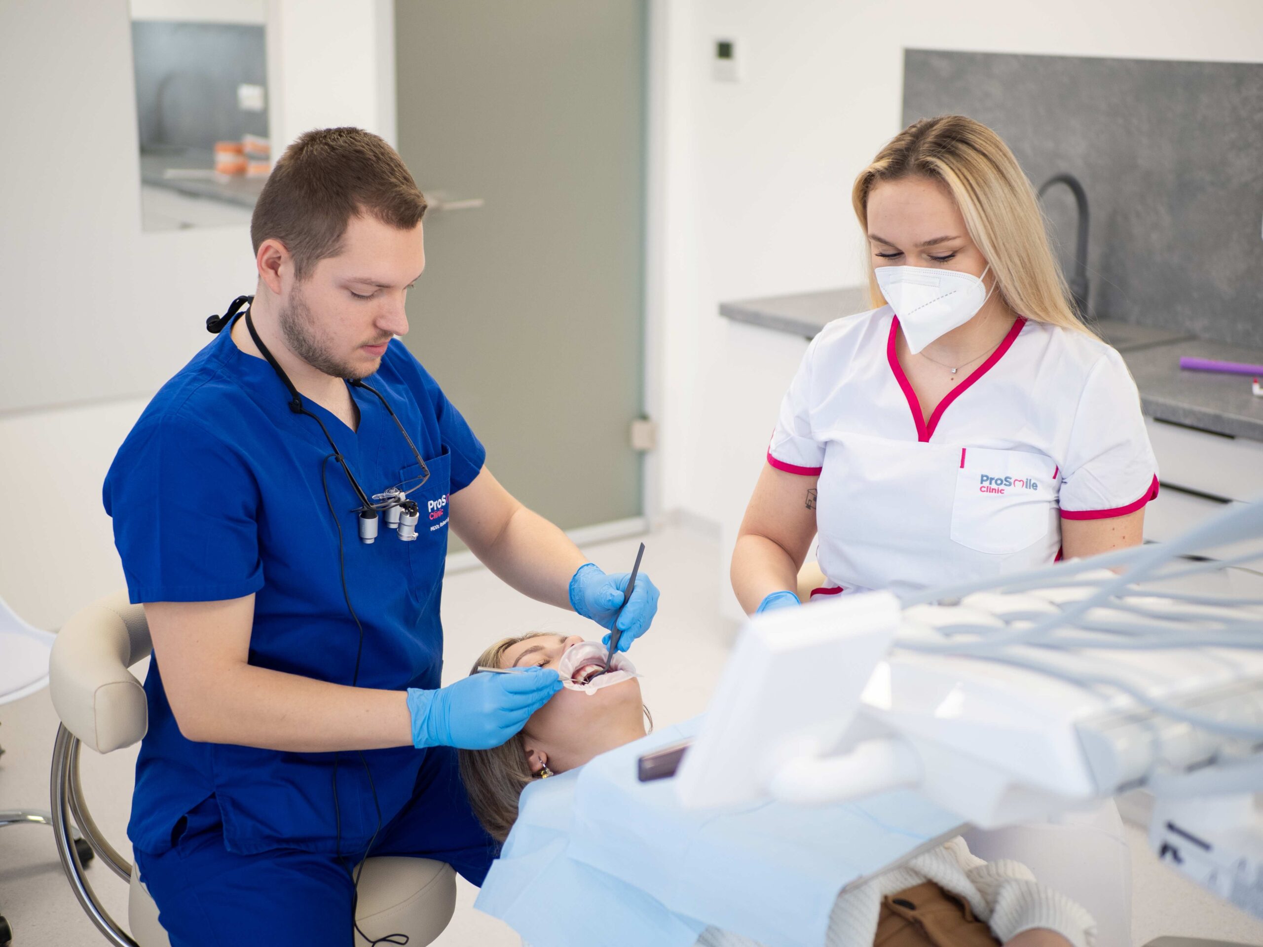 Pieskovanie zubov počas profesionálnej dentálnej hygieny v ProSmile Clinic
