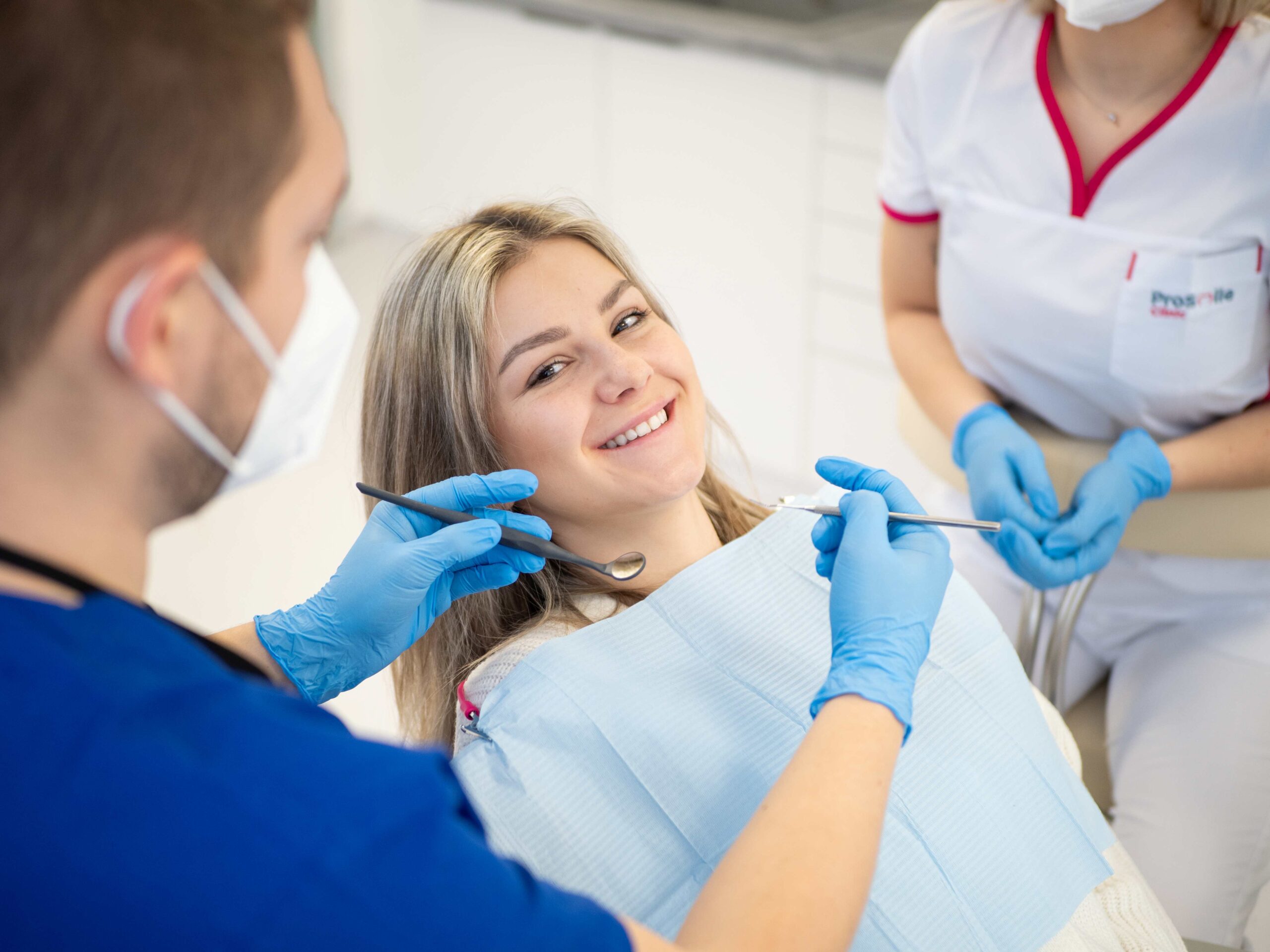 Spokojná pacientka po dentálnej hygiene v ProSmileClinic